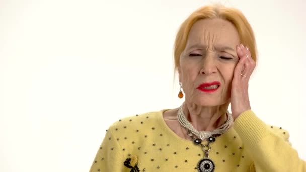 Starší žena s bolestí hlavy, samostatný. — Stock video