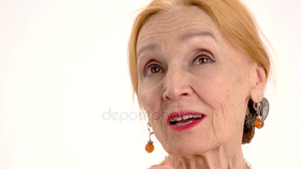 Ηλικιωμένη γυναίκα μιλάμε απομονωμένες. — Αρχείο Βίντεο