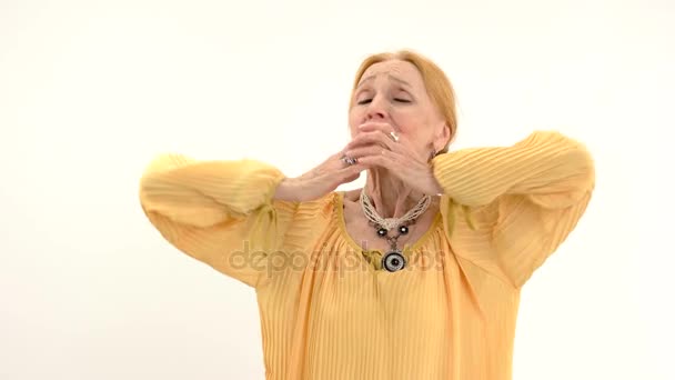 Senior vrouw toont knuffel gebaar. — Stockvideo
