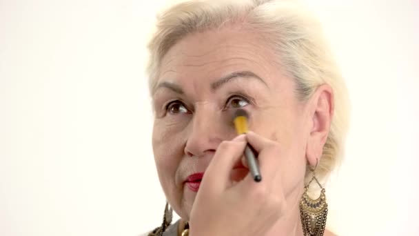 Appliquer le maquillage sur la dame âgée . — Video