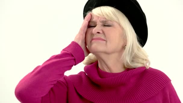 Seniorin mit Kopfschmerzen. — Stockvideo