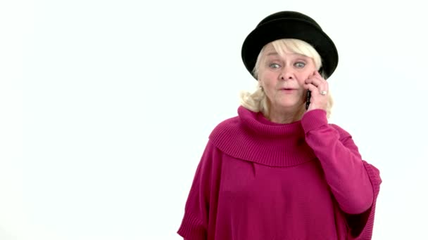 Fröhliche alte Dame mit Telefon. — Stockvideo