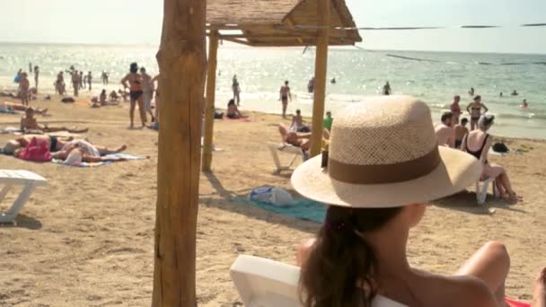 Žena v klobouku, pláž. — Stock video