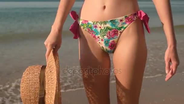 Benen dansen in bikini. — Stockvideo