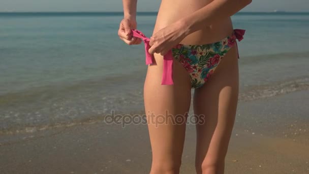 Mujer atando bikini . — Vídeos de Stock