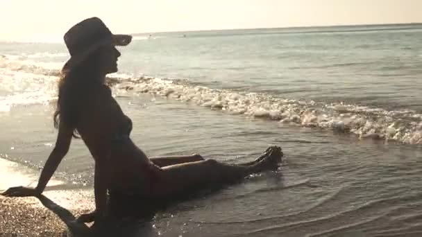 Lady sitting on seashore. — Stock Video