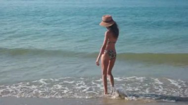Kadın sıçramasına su deniz kıyısı.