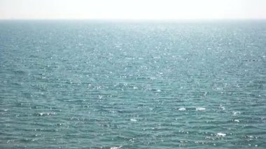 Güneşte pırıl pırıl Denizi.