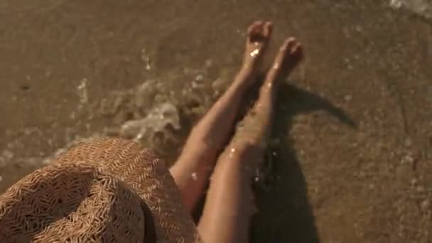 Chica en sombrero en la orilla del mar . — Vídeos de Stock