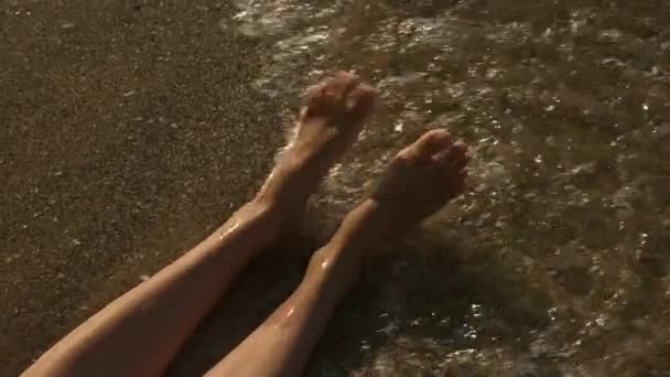 Deniz kıyısı kadın bacakları. — Stok video