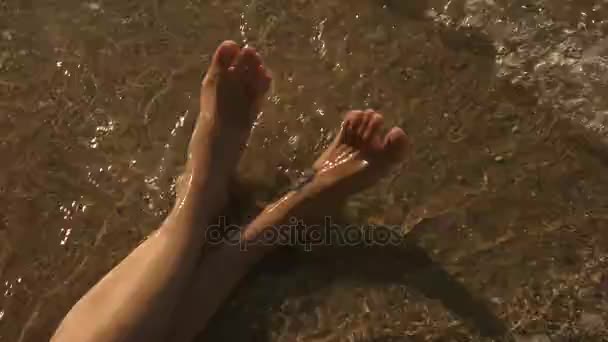 Gambe femminili in riva al mare . — Video Stock