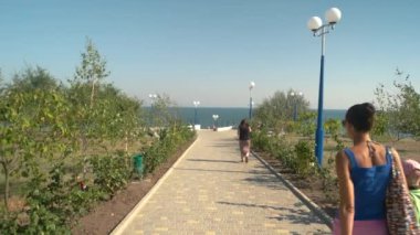 Park sokak ve deniz.