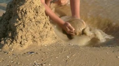 Çocuk kazma çukur, plaj.