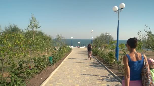 Parque callejón y mar . — Vídeo de stock