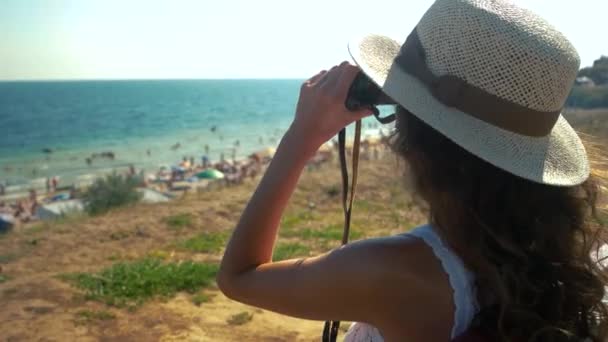 Señora mirando en los prismáticos, junto al mar . — Vídeo de stock