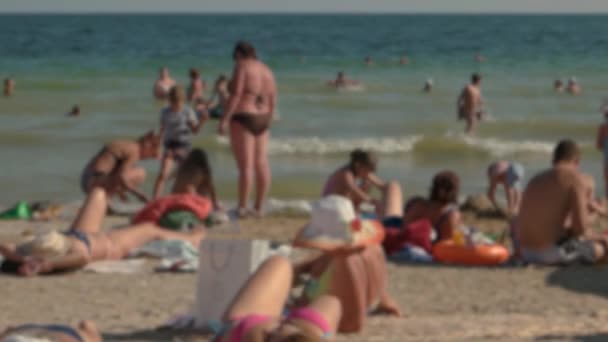 Verschwommener Sommerstrand und Menschen. — Stockvideo