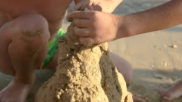 Händerna på barn, våt sand. — Stockvideo