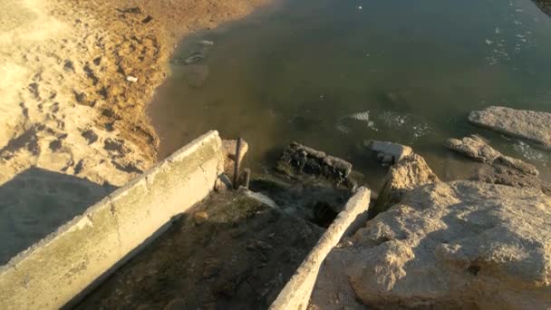 Aguas residuales en la playa . — Vídeo de stock