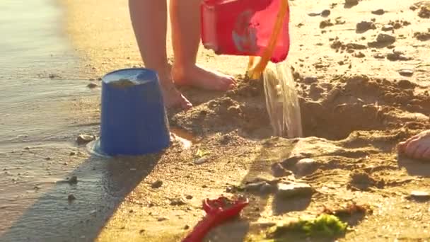 Kinderen spelen op de kust. — Stockvideo