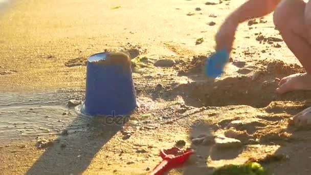 Barn leker på stranden. — Stockvideo