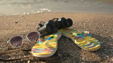 Flip flop ve dürbün.