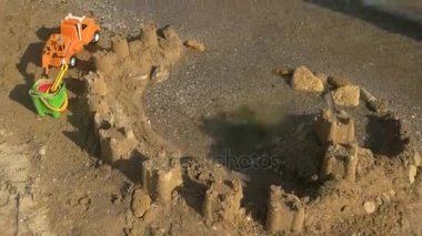 Sandcastle ve oyuncak araba.