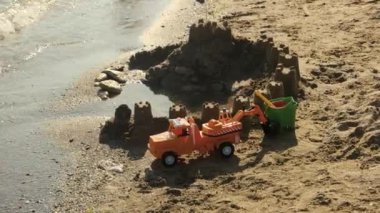 Oyuncak araba ve sandcastle.