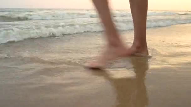 Ноги молодой женщины, берег моря . — стоковое видео