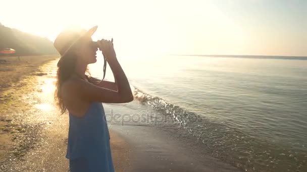 Femme avec jumelles au bord de la mer . — Video