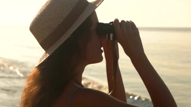 Mladá žena při pohledu do dalekohledu. — Stock video