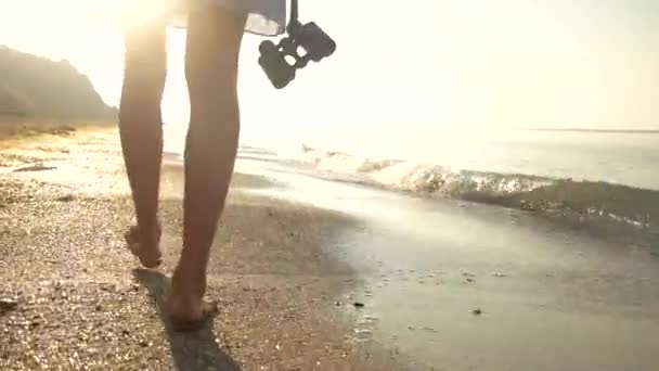 Dame met een verrekijker in de buurt van de zee. — Stockvideo