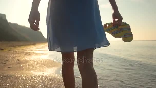 Kvinnan bär flip-flops. — Stockvideo