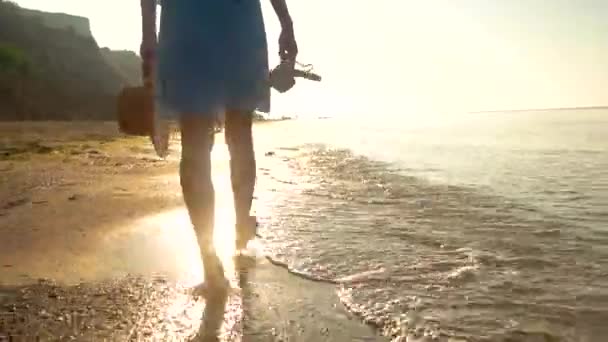 Bacaklar kadının yürüme, plaj. — Stok video