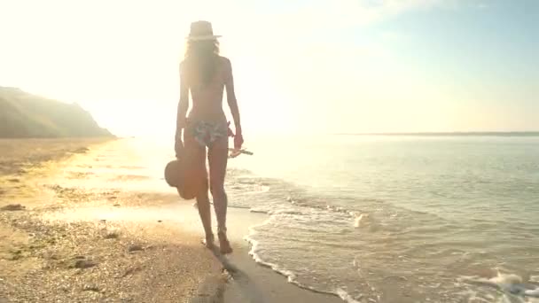Vrouw in bikini lopen. — Stockvideo