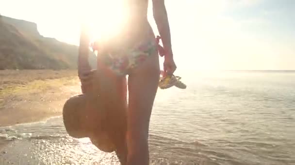 Ung kvinna i bikini promenader. — Stockvideo