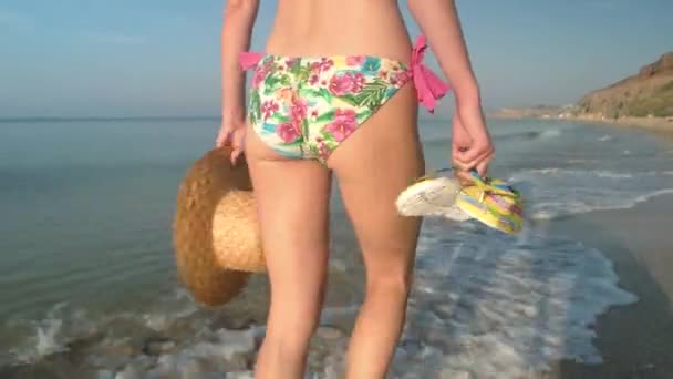 Frau im Bikini zu Fuß, am Meer. — Stockvideo