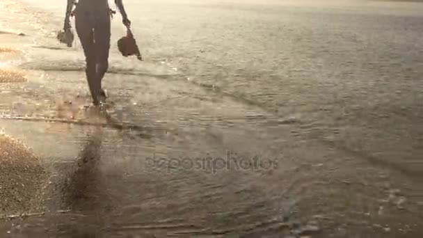 Bacakları kız yürüyüş, deniz kıyısı. — Stok video