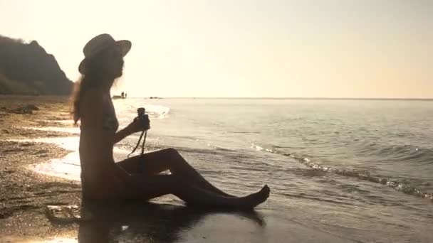 Dziewczyna z lornetką na seashore. — Wideo stockowe