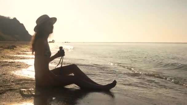 Gadis dengan teropong di pantai . — Stok Video