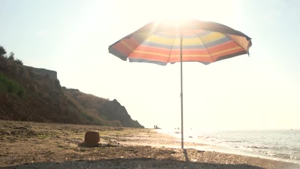 Umbrella on beach. — Stock Video