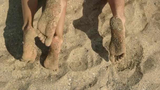 Fötter av par, sand bakgrund. — Stockvideo