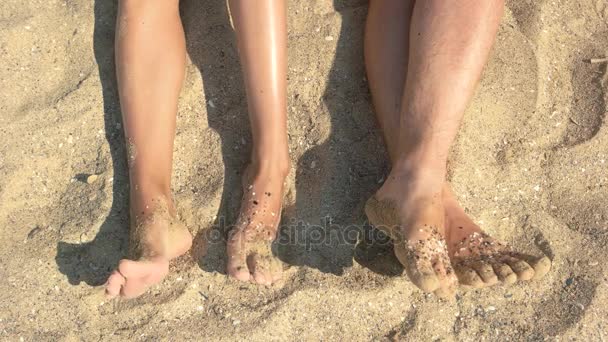 英尺的夫妇和沙子. — 图库视频影像