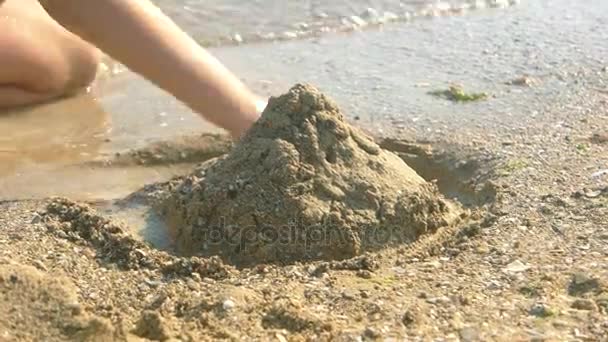 Υγρή άμμο, τα χέρια του παιδιού. — Αρχείο Βίντεο