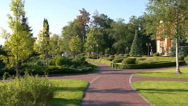 Parc et maison, de jour .