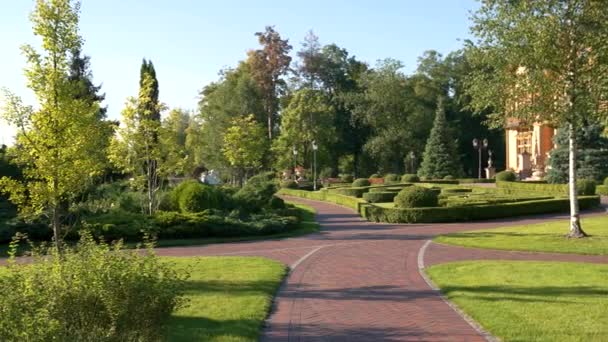 Parque y casa, durante el día . — Vídeos de Stock