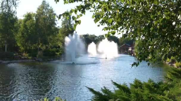 Rybník s fontánami a dům. — Stock video