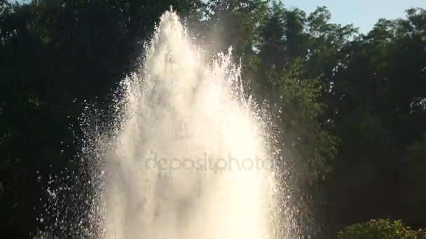 Zonneschijn en fontein. — Stockvideo