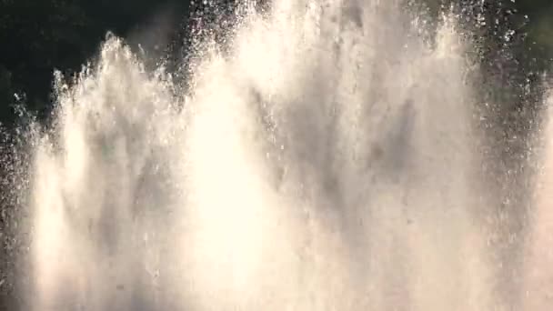Fountain splashes in motion. — Stock Video