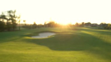 Bulanık golf alanı.