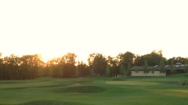 Golf alanı ve ağaçlar.